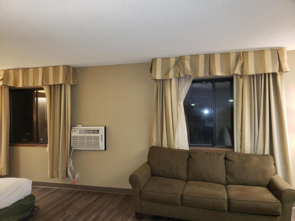 Hotel Super 8 By Wyndham Milwaukee Airport Exterior foto